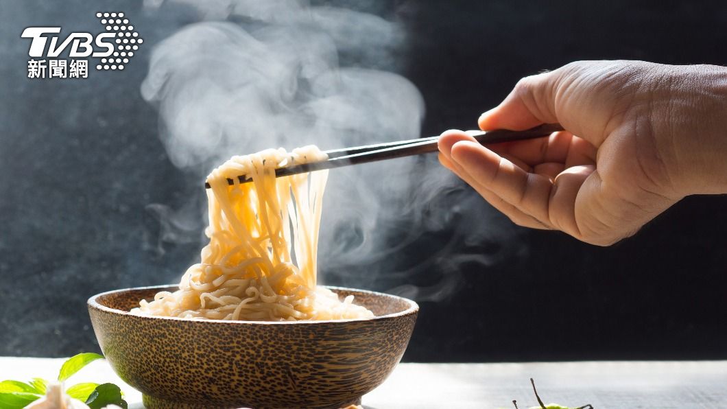 吃麵條寓意用麵條纏住歲月的雙腿,有長壽之意。(示意圖/shutterstock達志影像)