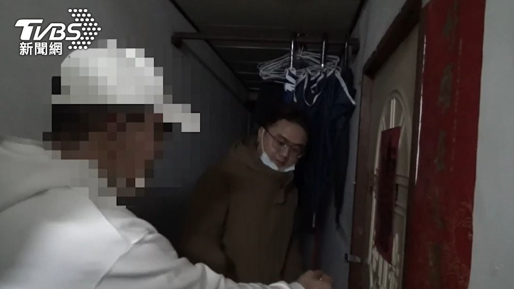 警方循線逮捕張男(白衣)。(圖/TVBS)
