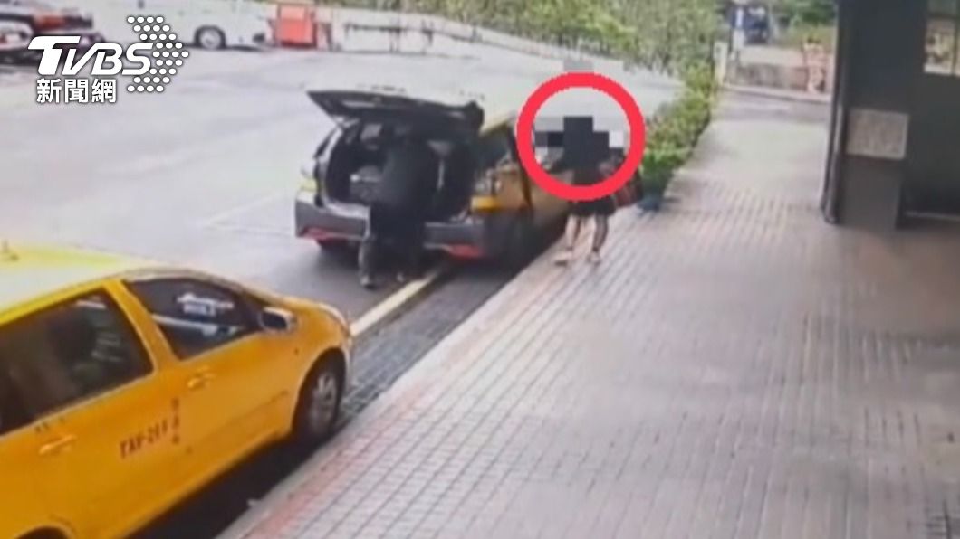 少女們回到花蓮後搭計程車離開。(圖/警方提供)