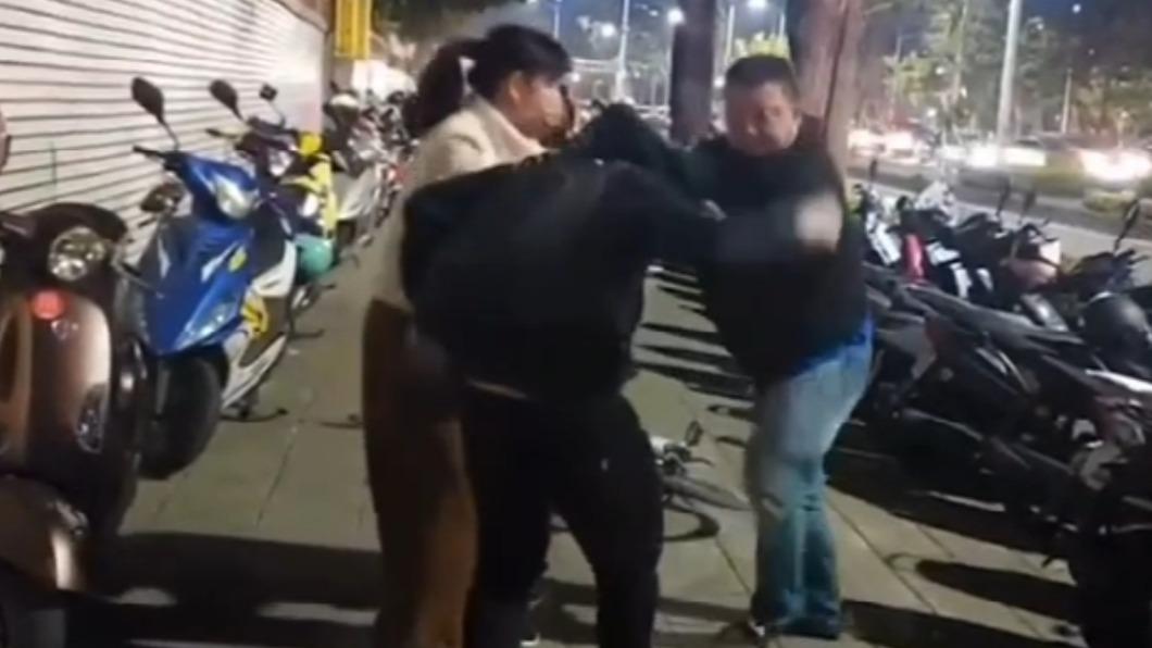網傳雙方可能是因騎自行車在人行道上引發糾紛。(圖/翻攝自爆怨公社)