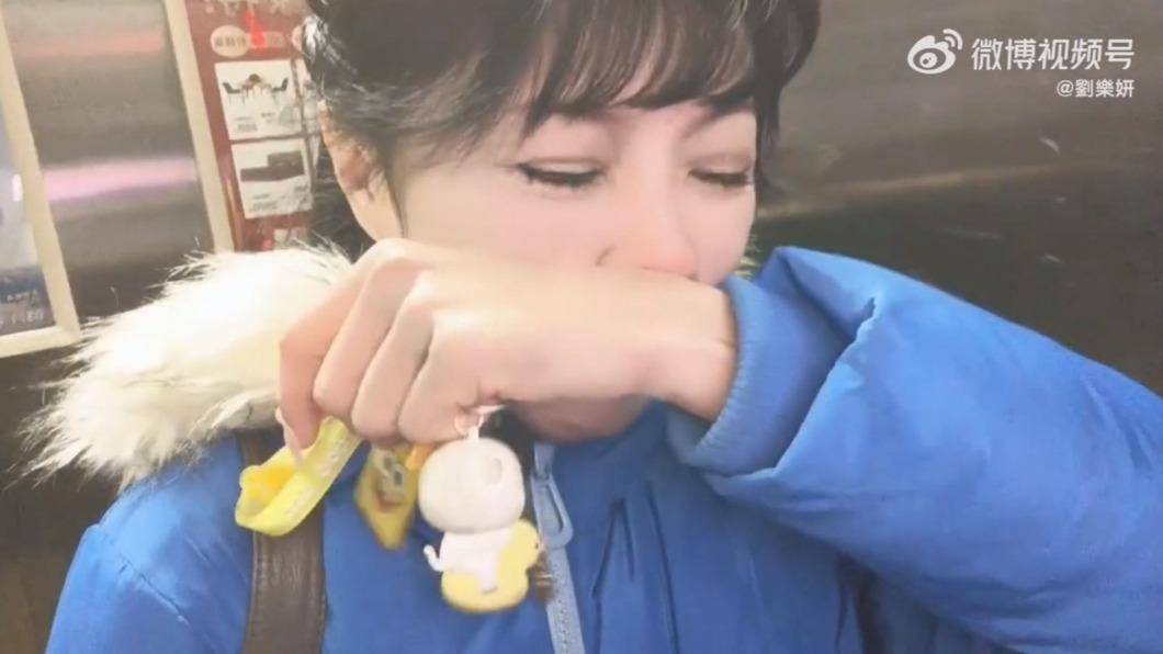劉樂妍情緒難以平復。(圖/翻攝自微博)