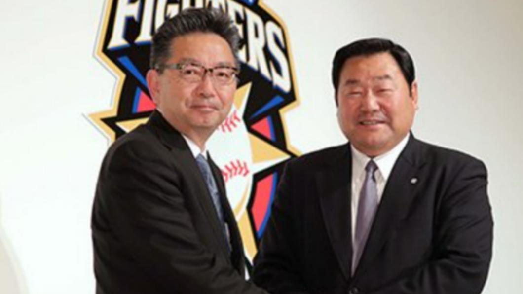 川村浩二(左)於2019年就任鬥士隊社長。(圖/翻攝自推特@FightersPR)