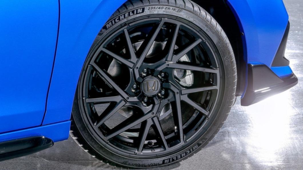 搭配米其林Pilot Sport的18吋輪圈造型非常吸睛。(圖/翻攝自Honda)