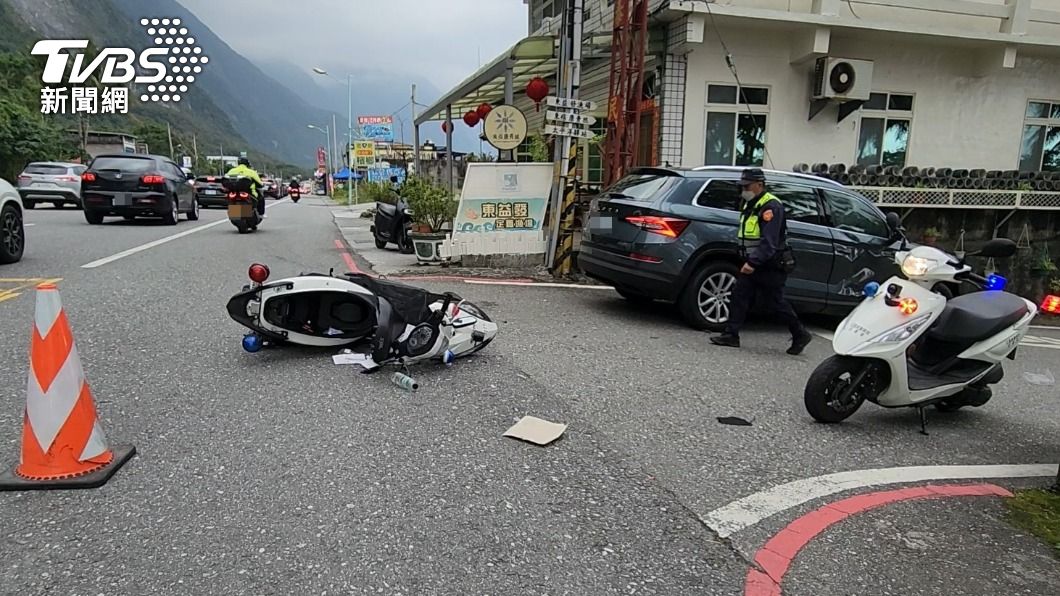 準備前往值勤交管的員警遭遊客車撞。(圖/TVBS)
