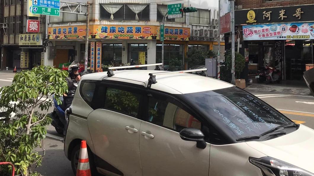 轎車停在白線,引發網友論戰。(圖/翻攝自臉書「桃園爆報(二)」)