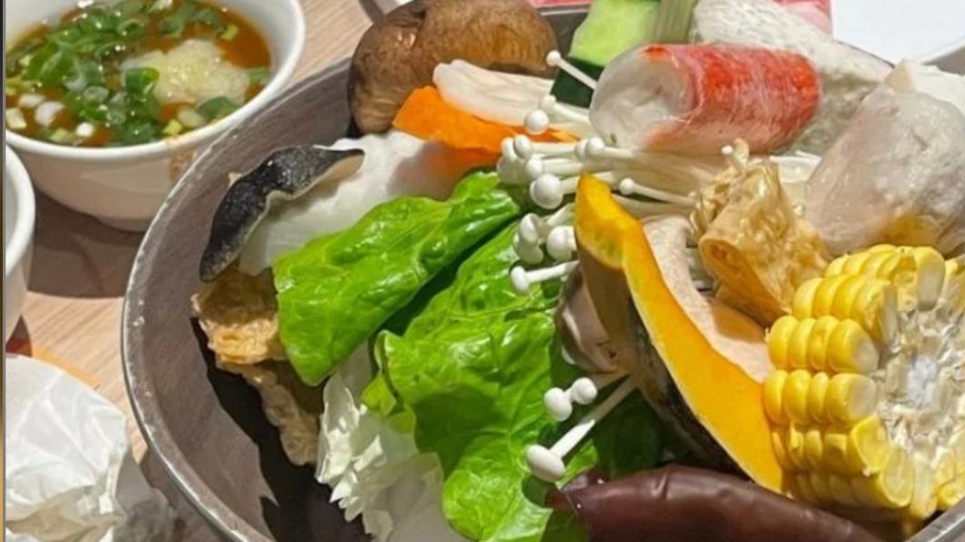 網友在菜盤中發現蛞蝓,與店家反應卻無果。(圖/翻攝自Dcard)