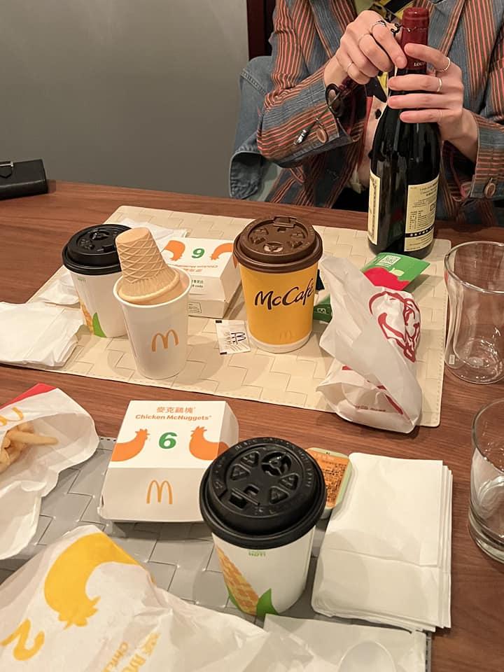 鄭家純連晚餐都外帶麥當勞回家吃。(圖/翻攝自鄭家純臉書)