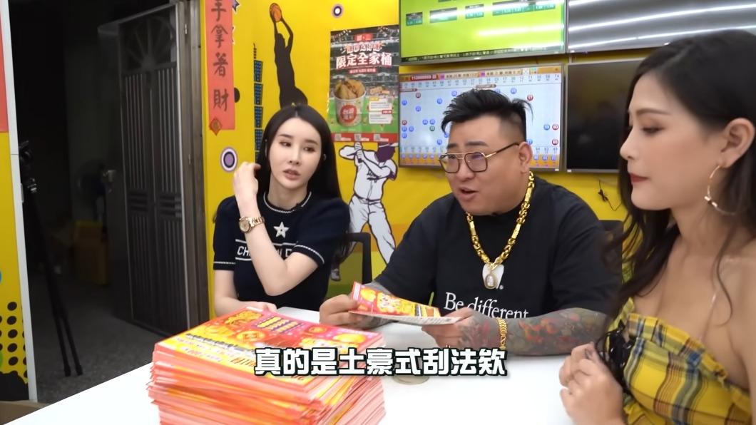 超過500張刮刮樂疊起來超壯觀。（圖／翻攝自蹦闆YouTube）