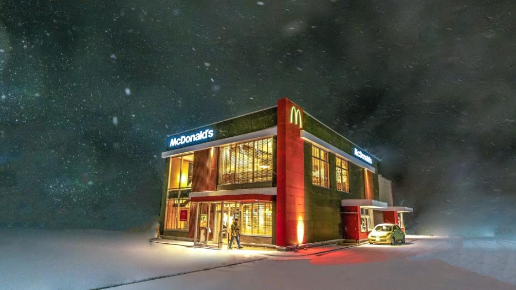 日遇超強寒流!麥當勞大雪中營業「宛如救世主」 夢幻照片曝光