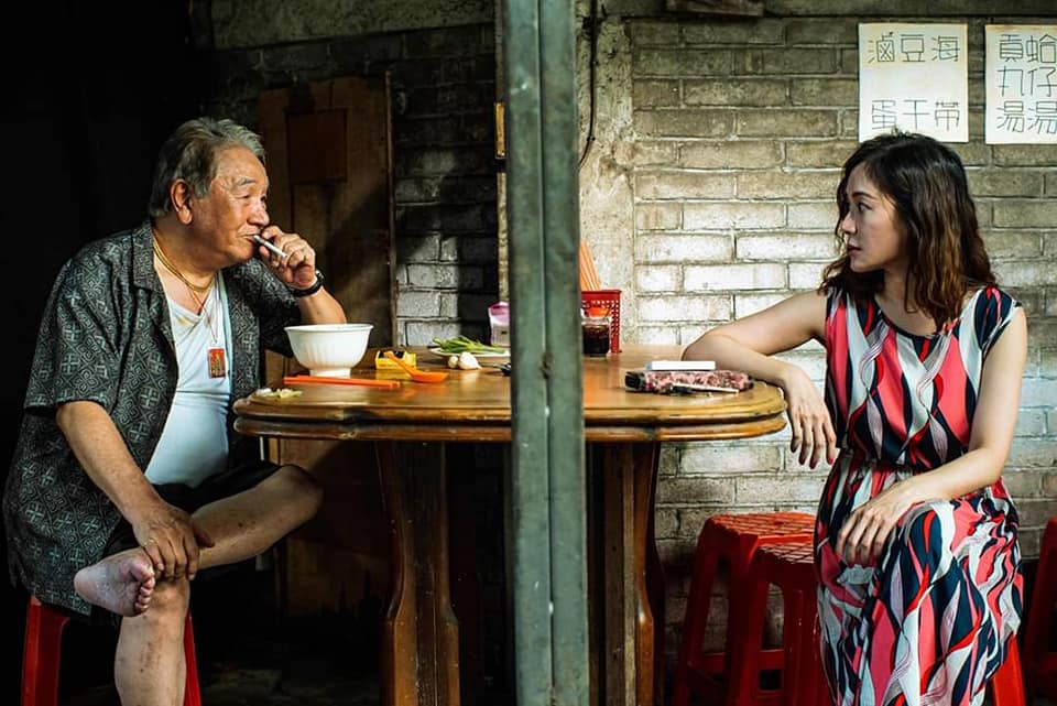 丁強接演公視學生劇展《九孬》詮釋獨居老兵,與飾演歌女的尹馨相依取暖。(圖/翻攝公視臉書)