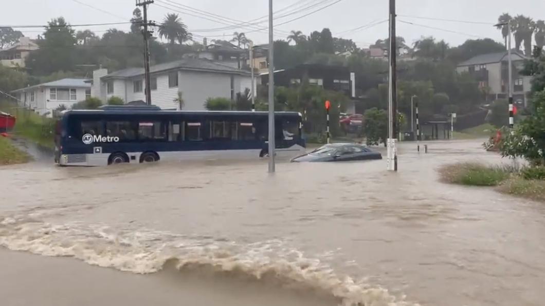 奧克蘭短時間內降下豪雨,車輛只能在滂沱大水中艱難前進。(圖/翻攝自@JoOttey推特)