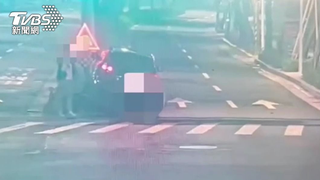 毒駕釀禍?開車自撞分隔島男急丟包毒品 熱心路人拆穿他