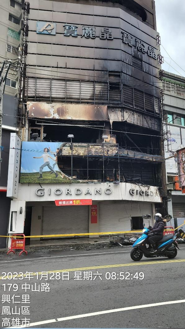 在地居民一早經過拍下PO網。（圖／翻攝自鳳山人在地大小事）