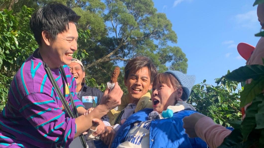 阿翔帥臉差點沾到大便!籃籃出手反被架住「塞到嘴邊逼吃棒狀物」
