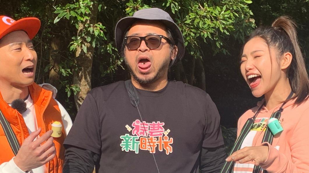 眾人跟著職人品嚐咖啡豆,結果發現是一場騙局。(圖/民視提供)