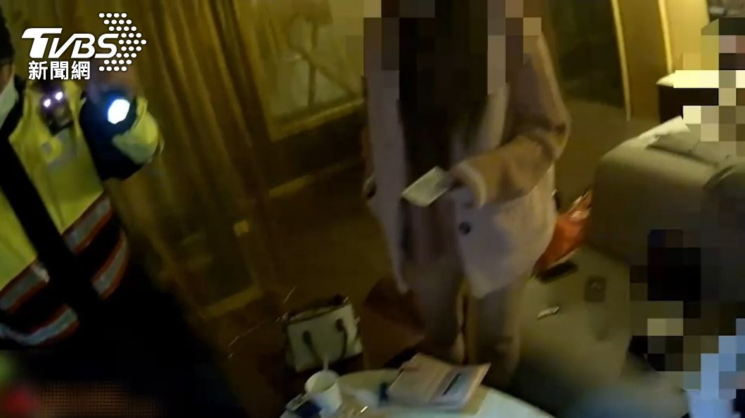 警方在桌上找到毒咖啡包殘渣，陳女坦承吸食、持有。（圖／TVBS）