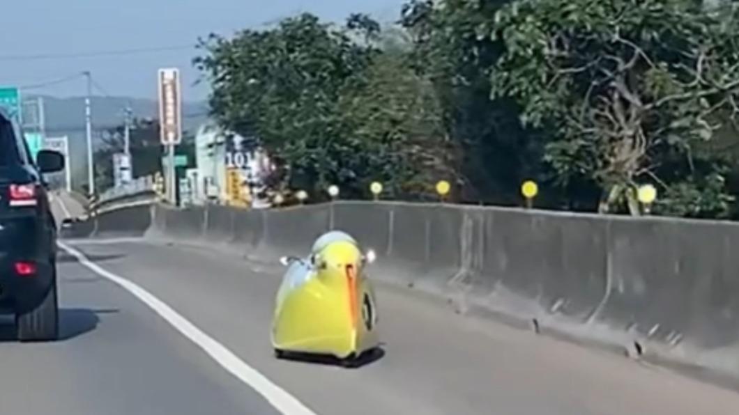 怪車的車身僅一般車輛的一半。(圖/翻攝自TikTok)