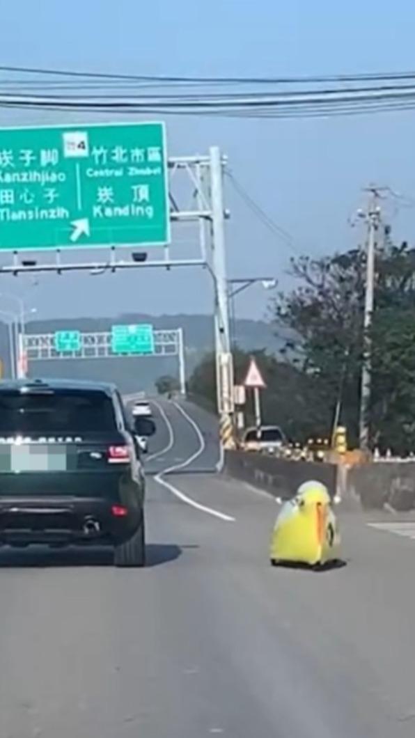 網友戲稱這輛車是「移動神主牌」。(圖/翻攝自TikTok)