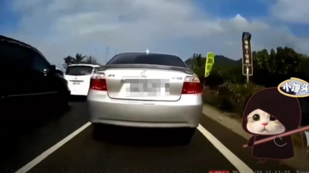 銀車違規行駛於路肩。(圖/翻攝自社會事新聞影音)