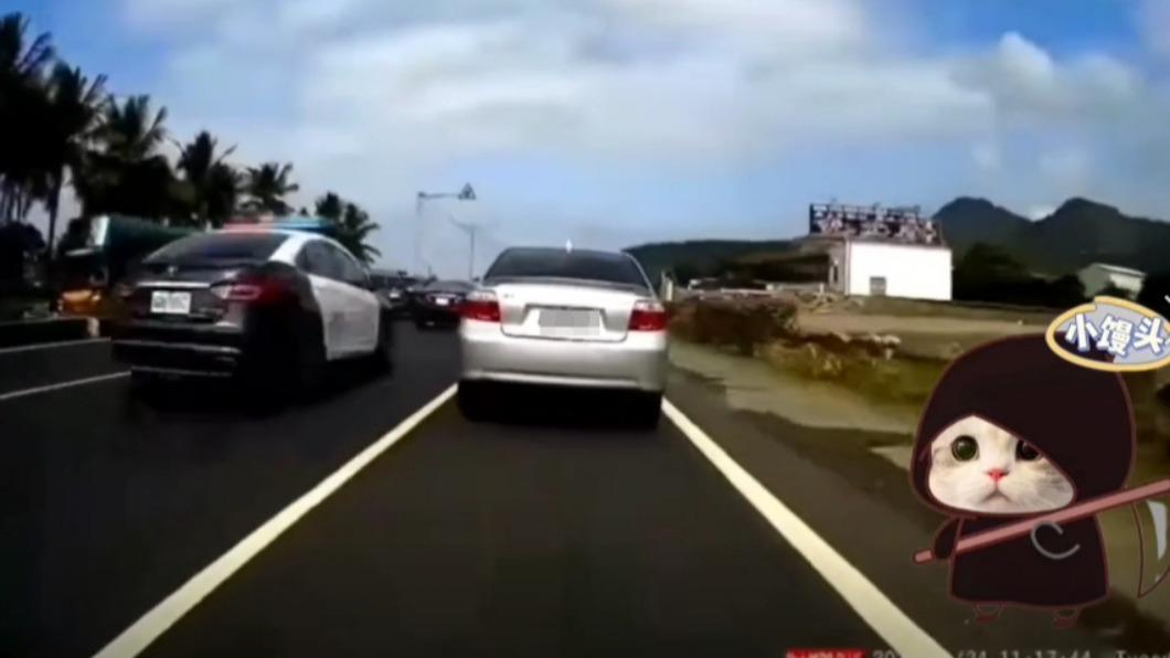 車陣中有警車。(圖/翻攝自社會事新聞影音)