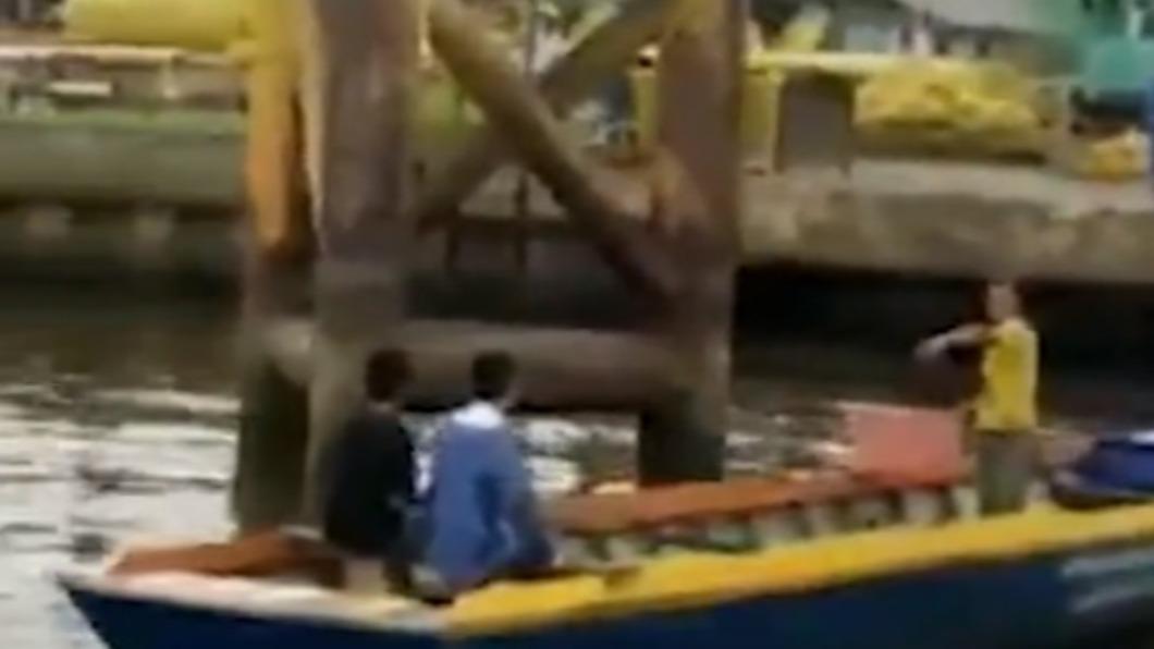 鱷魚把屍體交給救援人員。(圖/翻攝自@seatodaynews推特)