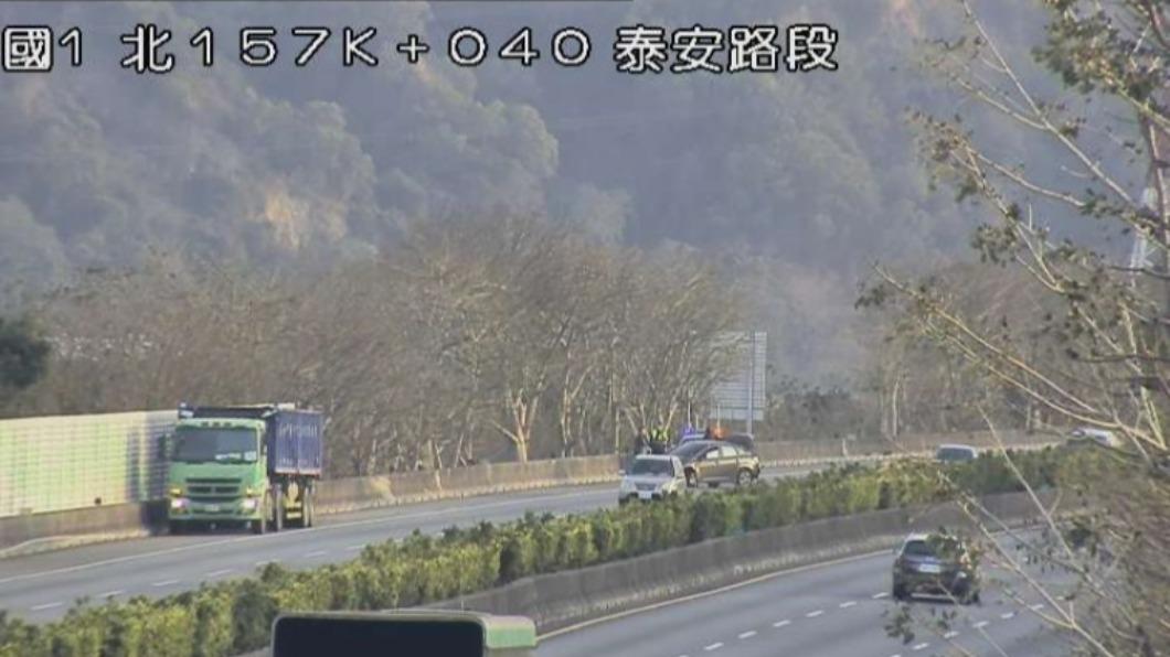 國1南向156.6公里處發生1輛大貨車及1輛小客車追撞事故。（圖／高公局）