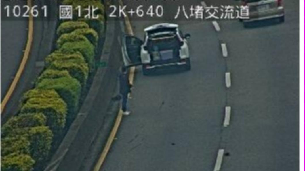 國1北向2.5公里處發生1輛小客車自撞事故。(圖/高公局)