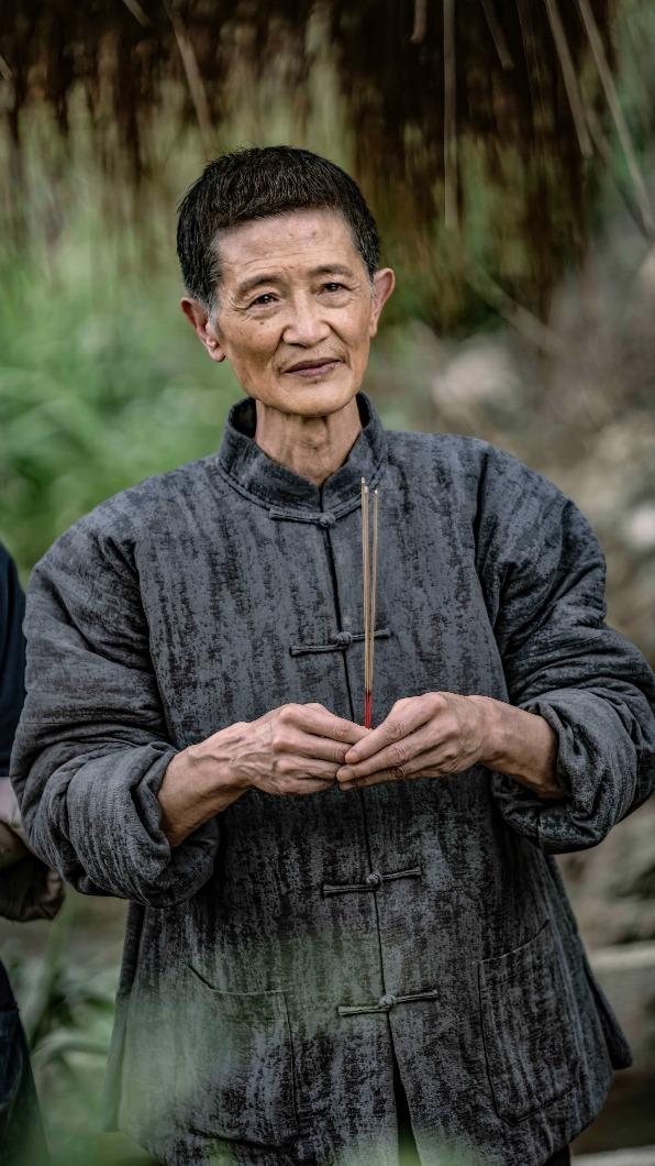 陳博正(阿西)特別演出,導演為此親寫了一場在牛塚祭拜亡牛的戲。(圖/公視、禾豐製作提供)