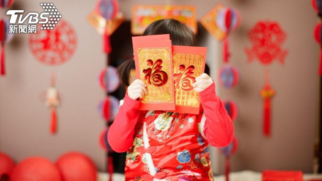 網友認為,小孩直接打開紅包很沒禮貌。(示意圖/shutterstock達志影像)