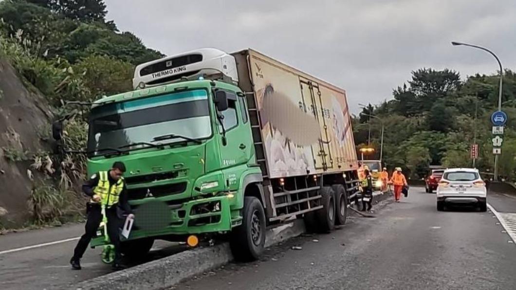 大貨車「騎上」護欄　國道匝道一度封閉