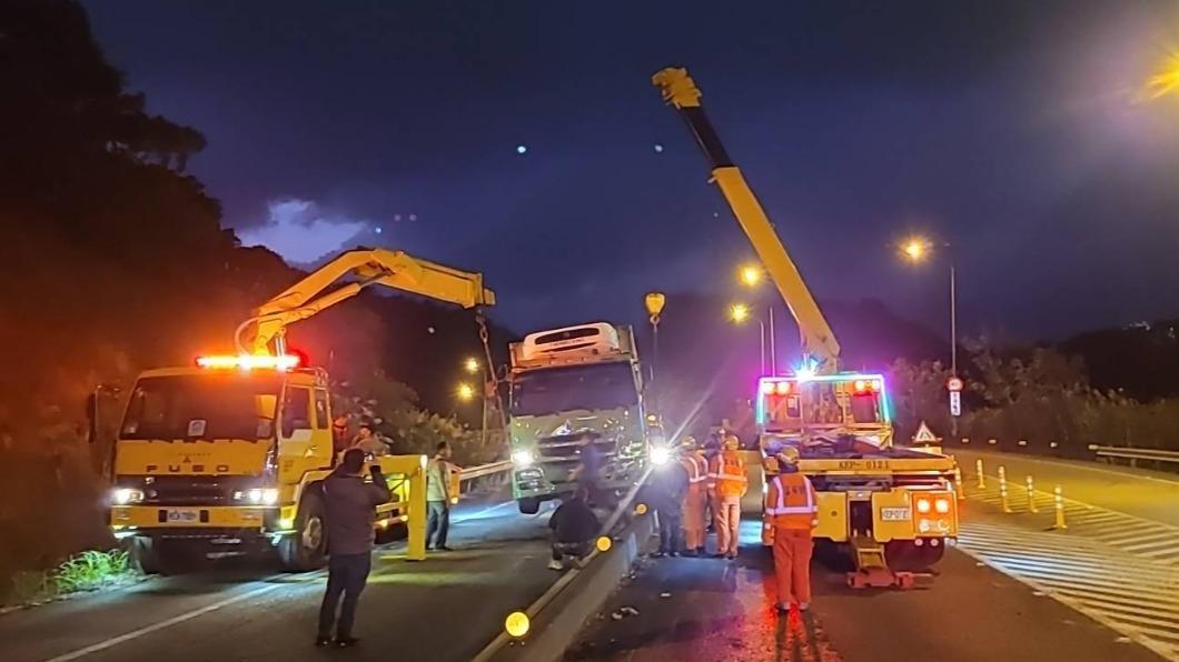 最後只好封閉車道 請兩台吊車前來協助脫困 (圖/民眾提供)