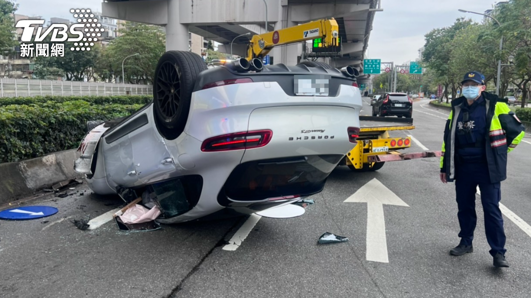 開太快路不熟？保時捷猛撞安全島四輪朝天　車主尾椎骨折