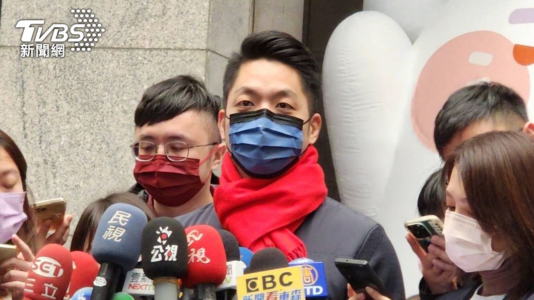 台北市長蔣萬安喜獲三寶,被問及「包生男」秘訣,今受訪時笑回,「比較想知道有沒有包生女秘訣」。(圖/TVBS)