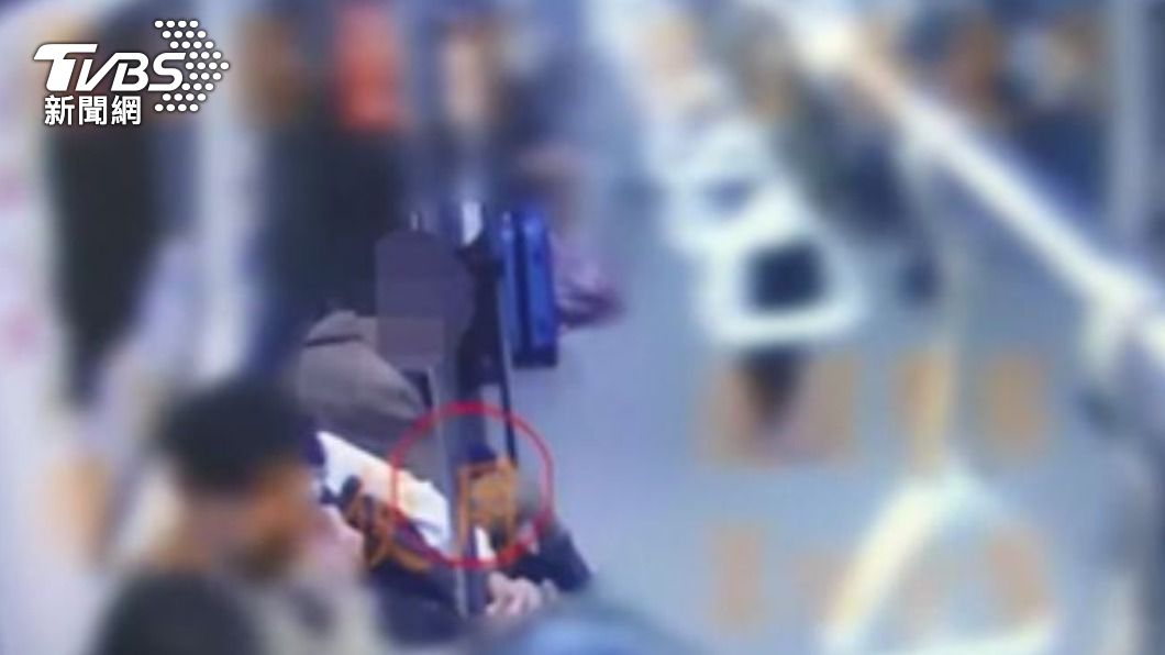 中年男子的皮夾從外套口袋滑出,掉在捷運車廂座位上。(圖/TVBS)