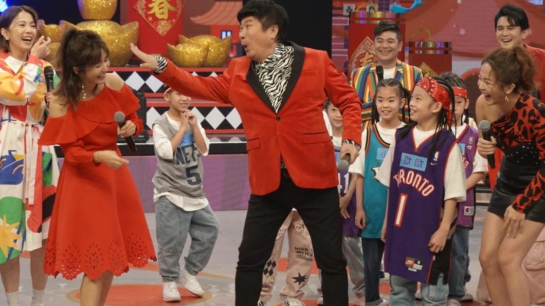 胡瓜(中)玩得超起勁。(圖/民視提供)