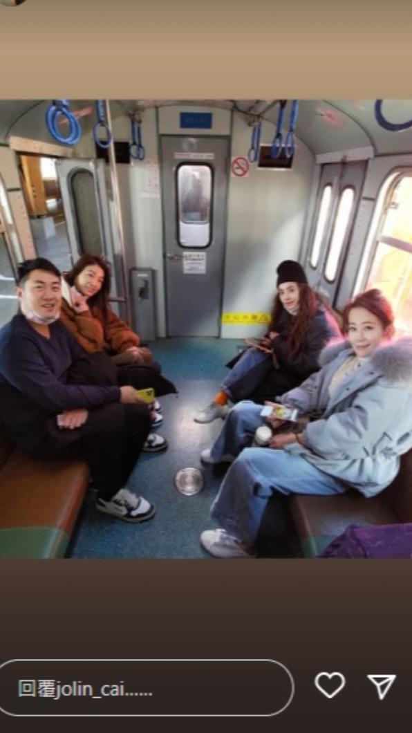 蔡依林與家人紀念合影。(畫面翻攝/蔡依林IG)