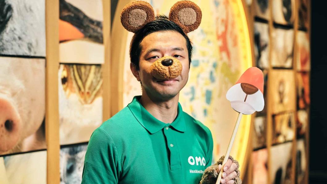動物園講座的導覽員道具上身,專業講解逗趣互動。( 圖 / 翻攝 星野集團官網 )