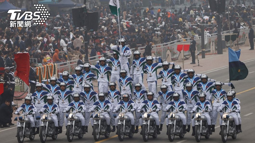 圖輯/印度慶祝國慶日 閱兵大典「機車疊羅漢」超吸睛