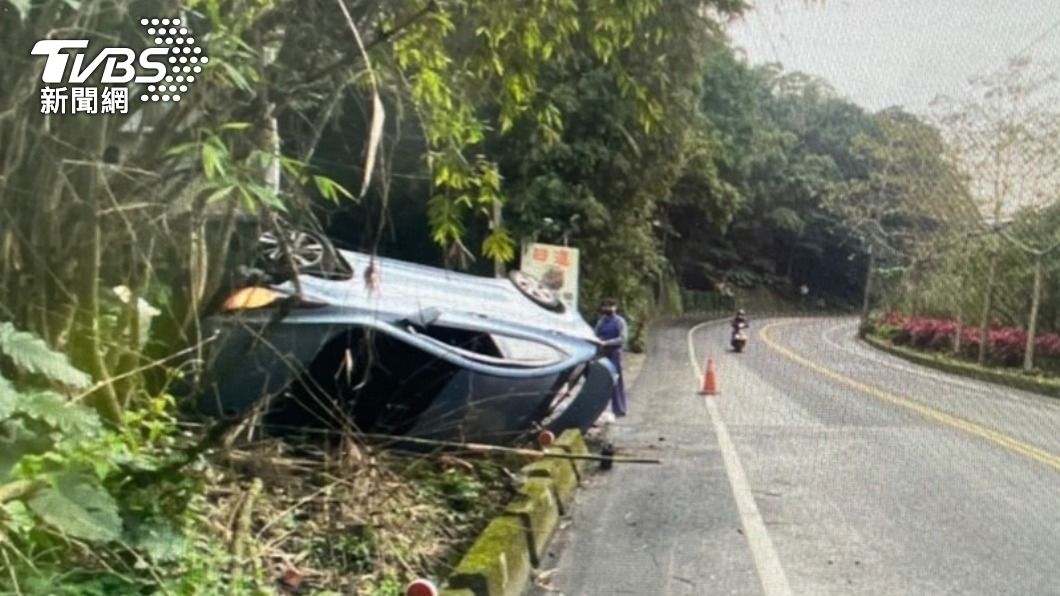 想當拓海?22歲男開山路下坡過彎太快 車失控滑行撞翻