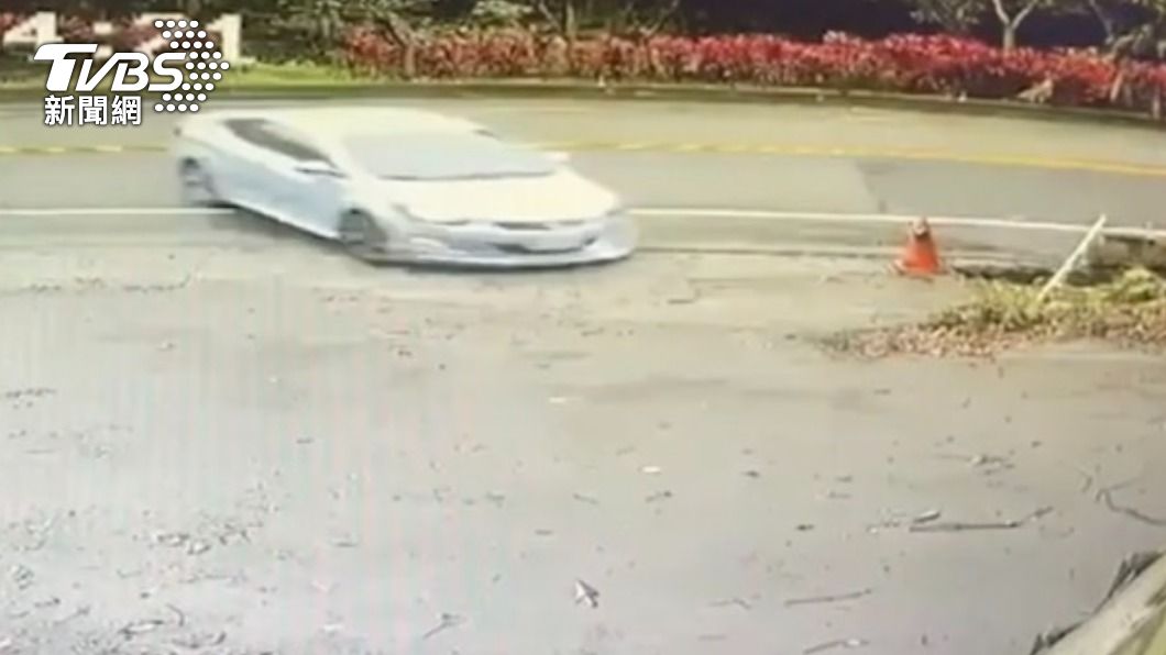 轎車失控後於道路上滑行。(圖/TVBS)