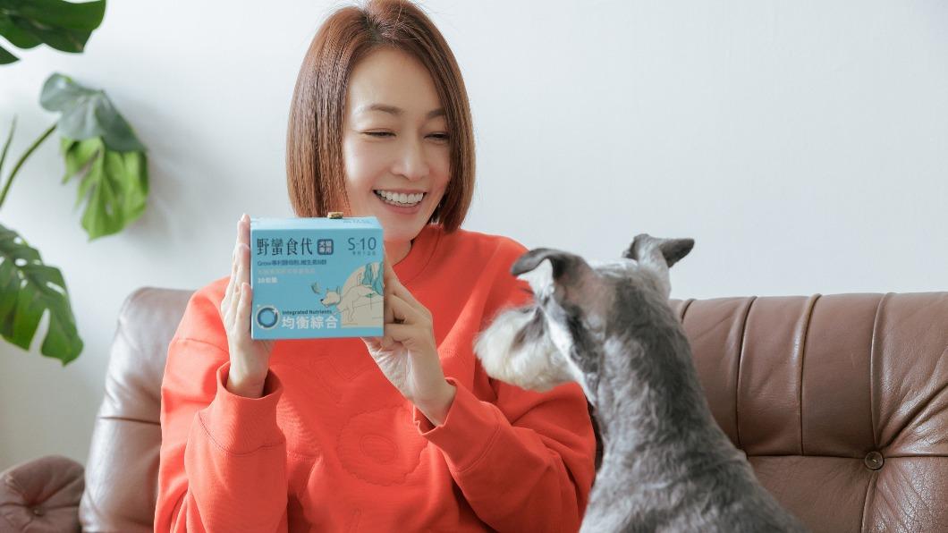 潘慧如帶著愛犬雪寶一同入鏡。(圖/球狀星團娛樂公司提供)