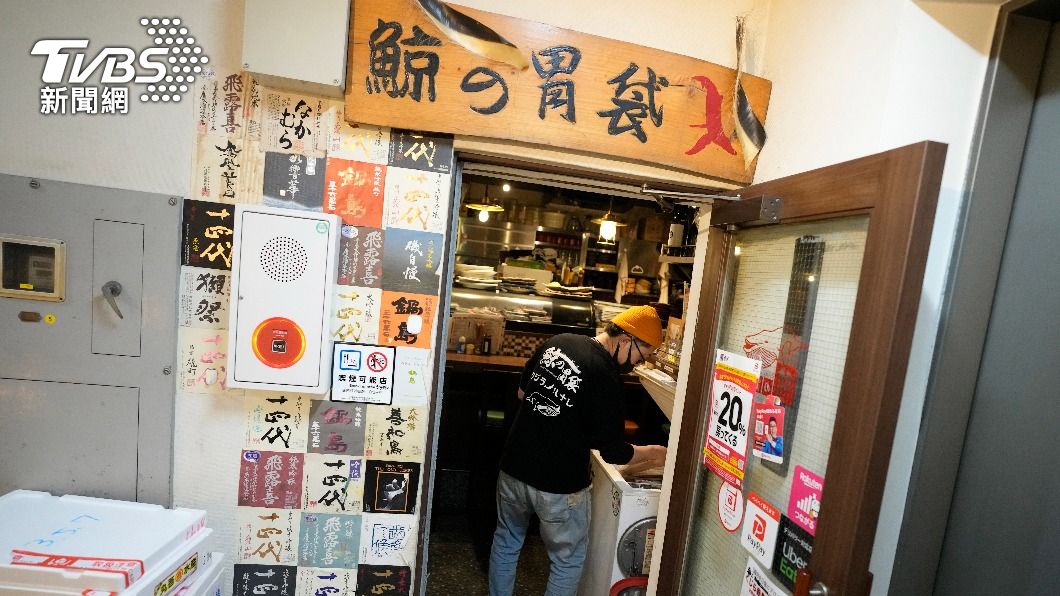 專門販售鯨魚肉食品的店家。(圖/達志影像美聯社)