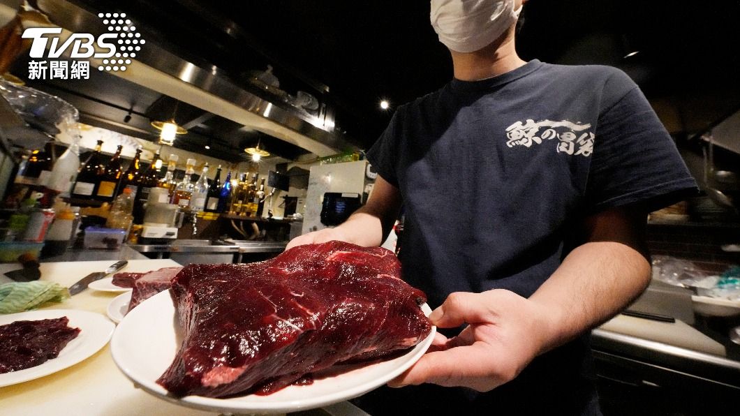 店家端出鯨魚肉備料。(圖/達志影像美聯社)