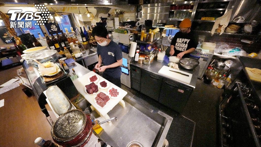 店家於廚房處理鯨魚肉。(圖/達志影像美聯社)