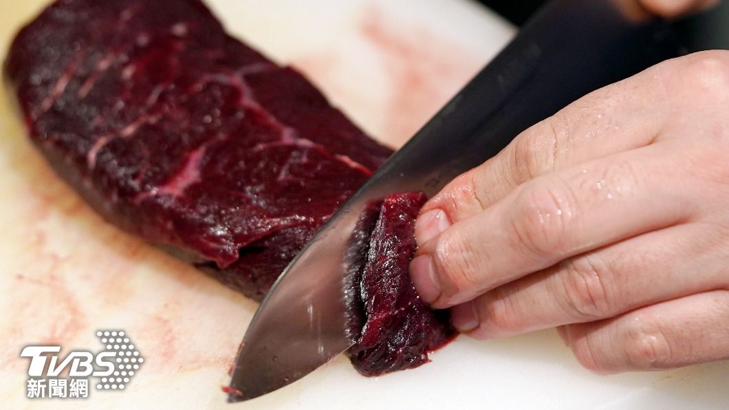 店家將鯨魚肉切片,做成生魚片。(圖/達志影像美聯社)