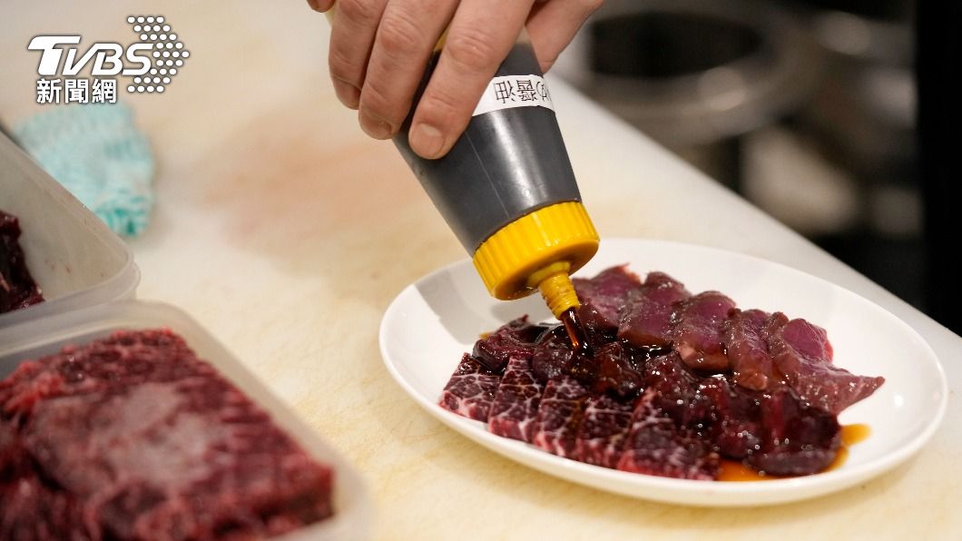 業者將鯨魚肉生魚片淋上醬汁。(圖/達志影像美聯社)
