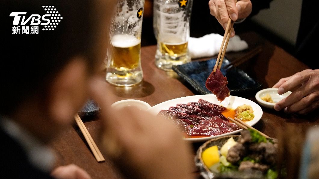 民眾享用鯨魚肉料理。(圖/達志影像美聯社)