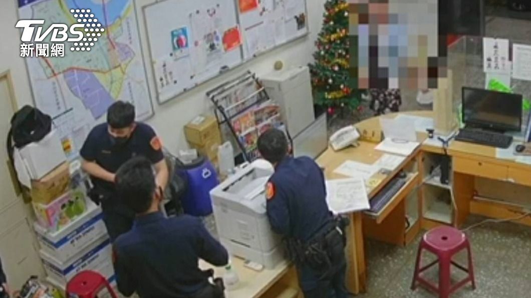 民眾前來報案表示有迷失毛小孩。(圖/TVBS)