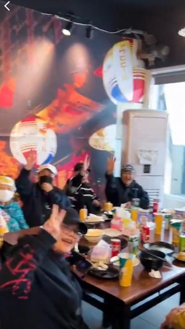 阿妹在台東與家人共進午餐。 (圖/翻攝自張惠妹instagram amit_feat_amei)