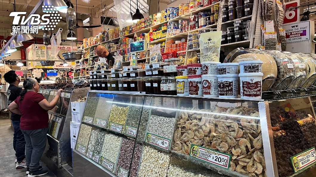 洛杉磯中央市場一家老式雜貨店賣著乾貨、香料與雜糧。(圖/中央社)